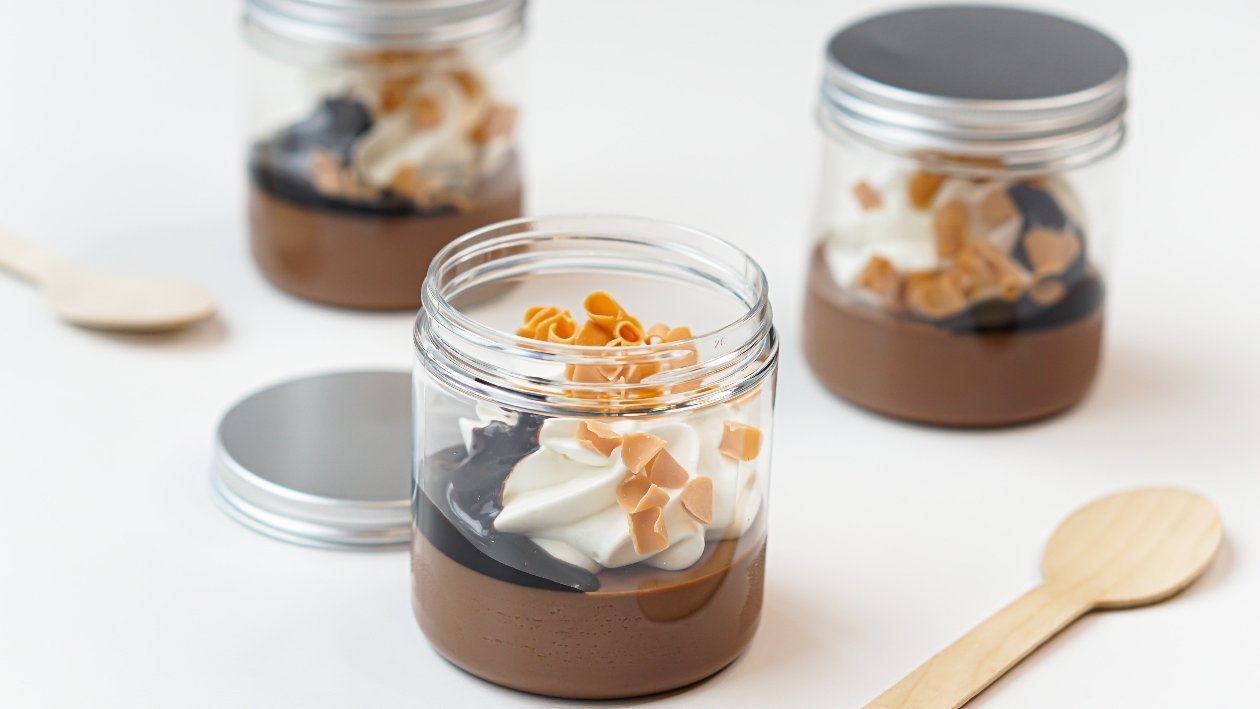 Budino al cioccolato con topping al cacao, chips di caramello e panna montata – Ricetta Budino al cioccolato con topping al cacao, chips di caramello e panna montata – Ricetta