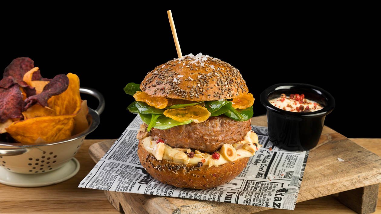 Burger ai semi con hamburger di pollo in crosta di mandorle e sesamo nero, radicchio all'aceto di lamponi, tomino e ketchup al balsamico – Ricetta Burger ai semi con hamburger di pollo in crosta di mandorle e sesamo nero, radicchio all'aceto di lamponi, tomino e ketchup al balsamico – Ricetta