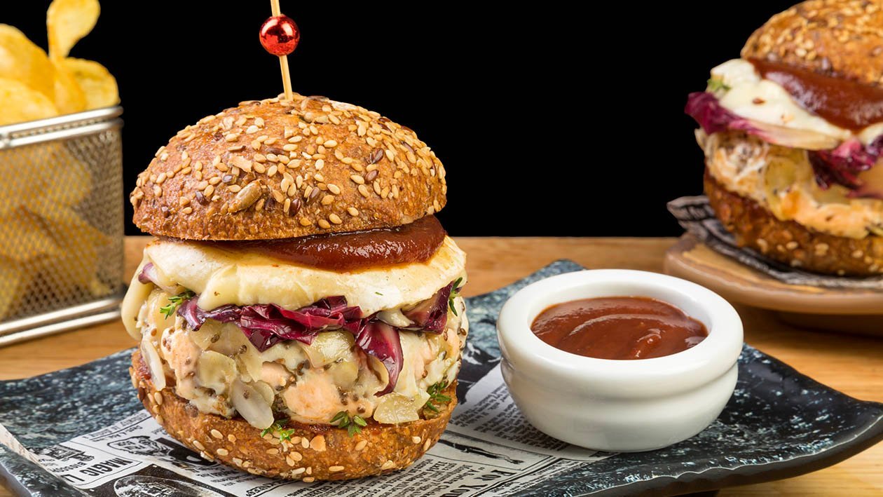Burger ai semi con hamburger di pollo in crosta di mandorle e sesamo nero, radicchio all'aceto di lamponi, tomino e ketchup al balsamico – Ricetta Burger ai semi con hamburger di pollo in crosta di mandorle e sesamo nero, radicchio all'aceto di lamponi, tomino e ketchup al balsamico – Ricetta