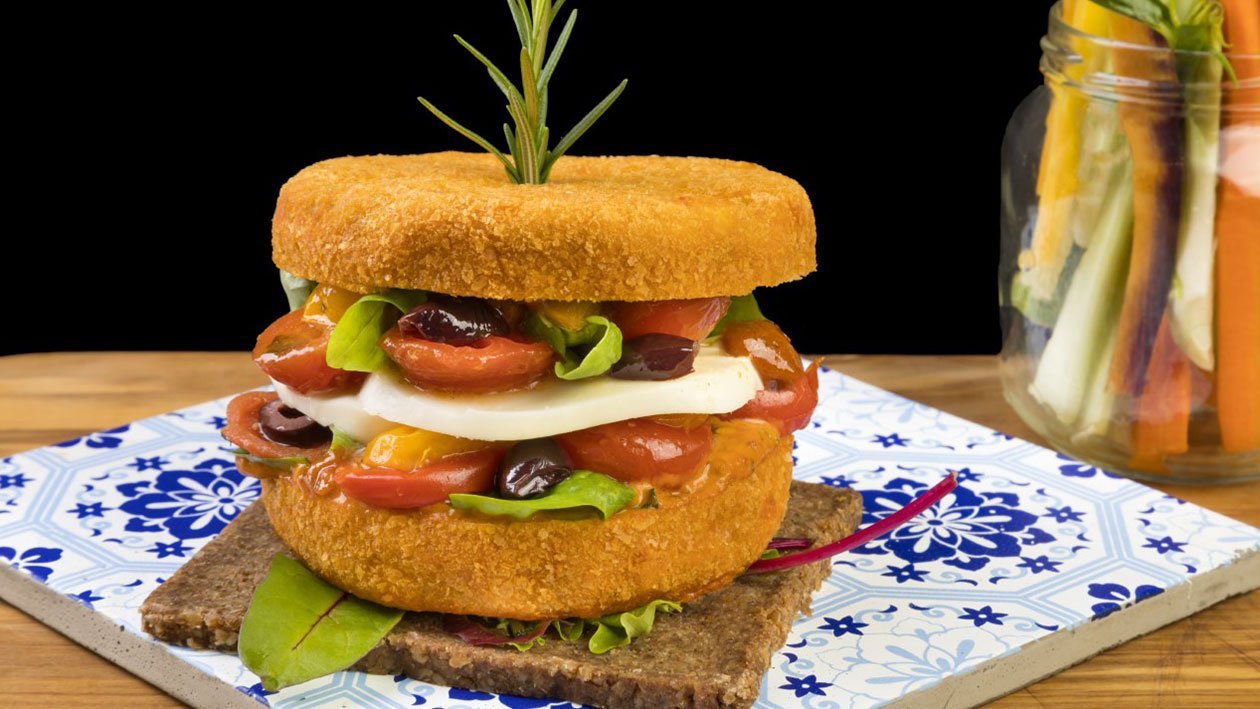 Burger di melanzana panato e fritto, pomodorino infornato, olive taggiasche, provola fusa salsa pomodoro secco e basilico e maionese delux – Ricetta Burger di melanzana panato e fritto, pomodorino infornato, olive taggiasche, provola fusa salsa pomodoro secco e basilico e maionese delux – Ricetta