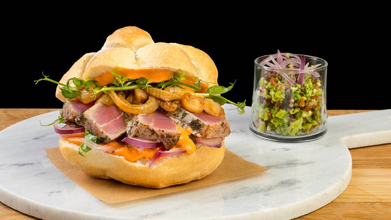 Burger di tonno, cipolla e salsa mille isole – Ricetta Burger di tonno, cipolla e salsa mille isole – Ricetta