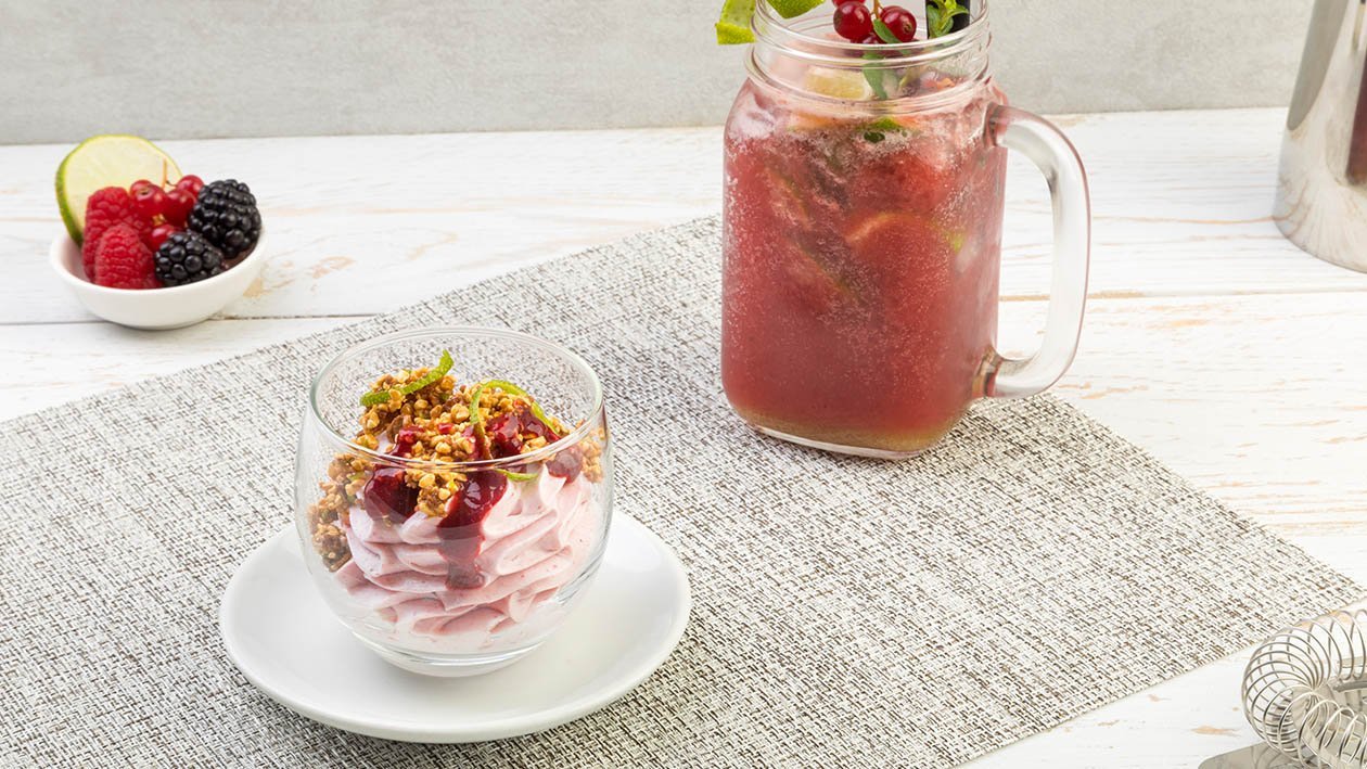 Caipiroska ai frutti rossi e lime con mousse ai frutti rossi, granella di nocciole e lime – Ricetta Caipiroska ai frutti rossi e lime con mousse ai frutti rossi, granella di nocciole e lime – Ricetta