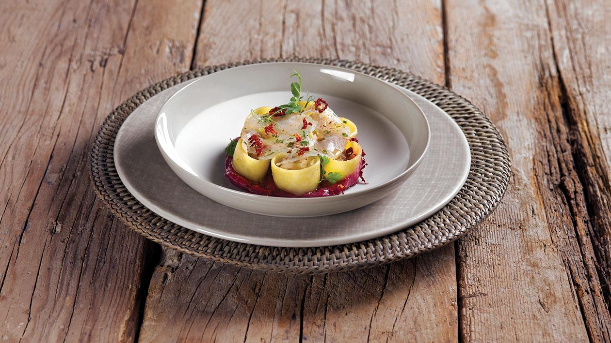 Calamarata con aglio, olio e peperoncino su carpaccio di spigola e coulis di rape rosse – Ricetta Calamarata con aglio, olio e peperoncino su carpaccio di spigola e coulis di rape rosse – Ricetta