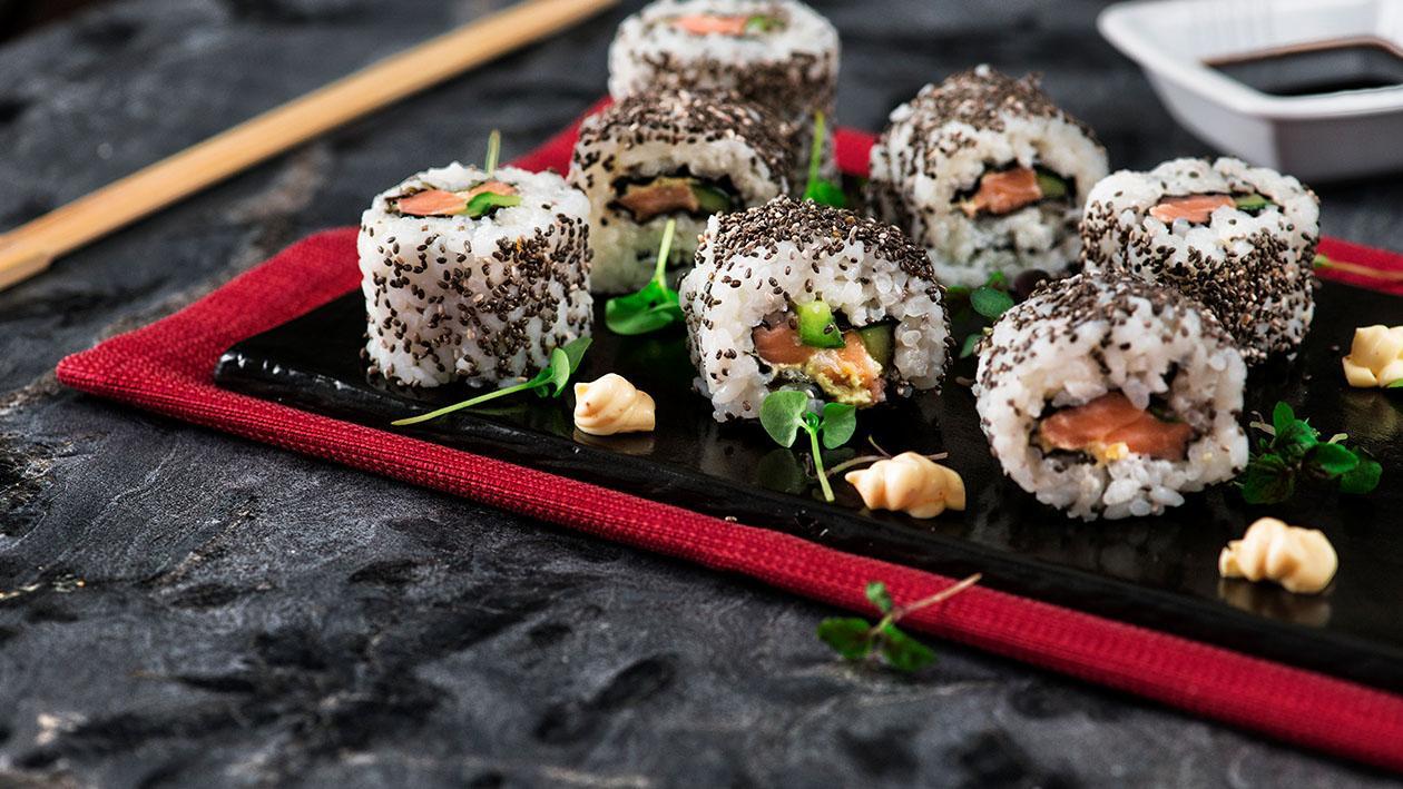 California rolls con salmone, cetriolo e semi di chia e salsa senape e miele – Ricetta California rolls con salmone, cetriolo e semi di chia e salsa senape e miele – Ricetta