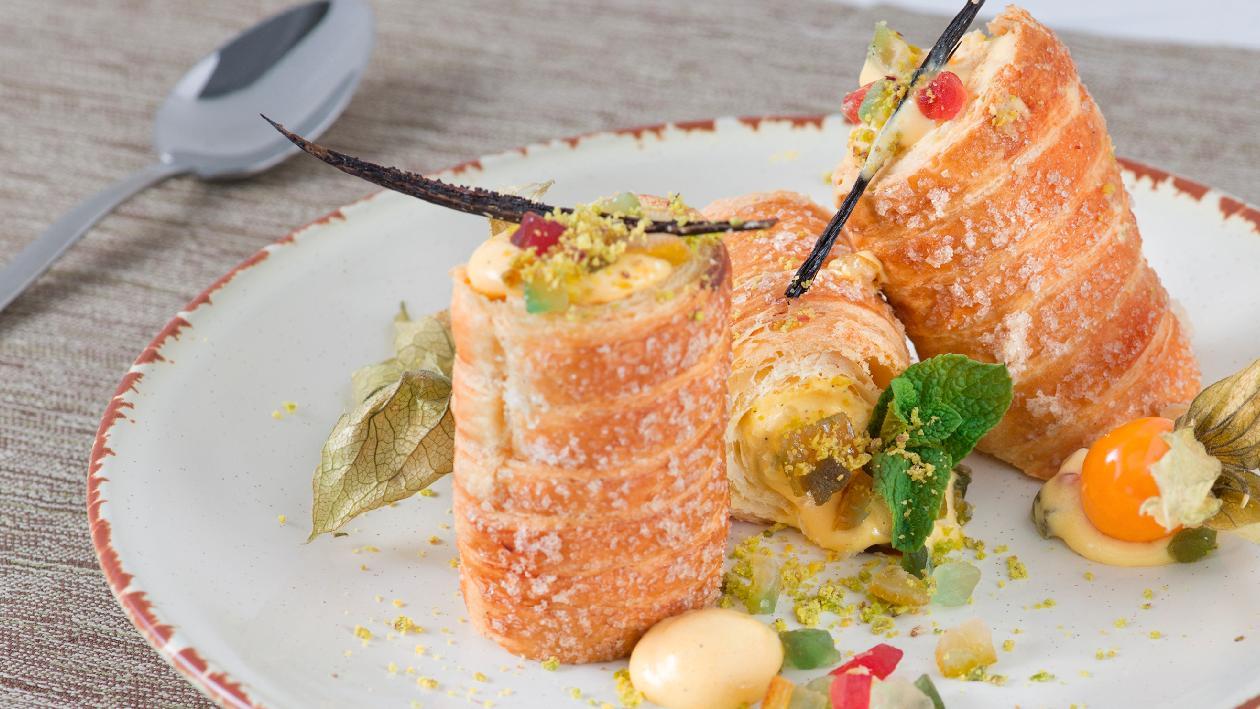 Cannolo ripieno di crema catalana alla vaniglia con canditi e polvere di pistacchio – Ricetta Cannolo ripieno di crema catalana alla vaniglia con canditi e polvere di pistacchio – Ricetta