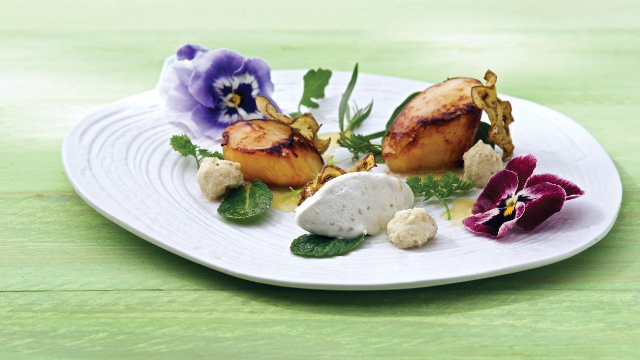 Capasanta scottata con mousse di melanzana affumicata e sorbetto al limone e menta – Ricetta Capasanta scottata con mousse di melanzana affumicata e sorbetto al limone e menta – Ricetta