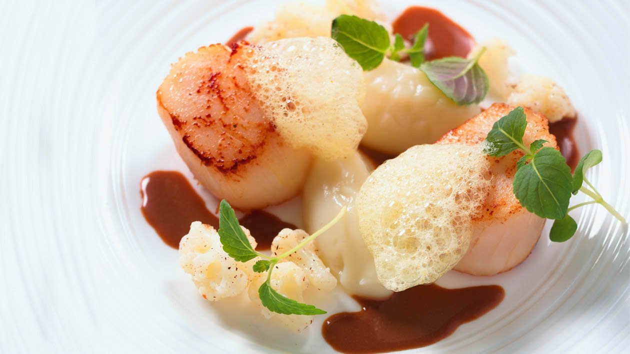 Capesante con cavolfiore, ras el hanout e levistico – Ricetta Capesante con cavolfiore, ras el hanout e levistico – Ricetta