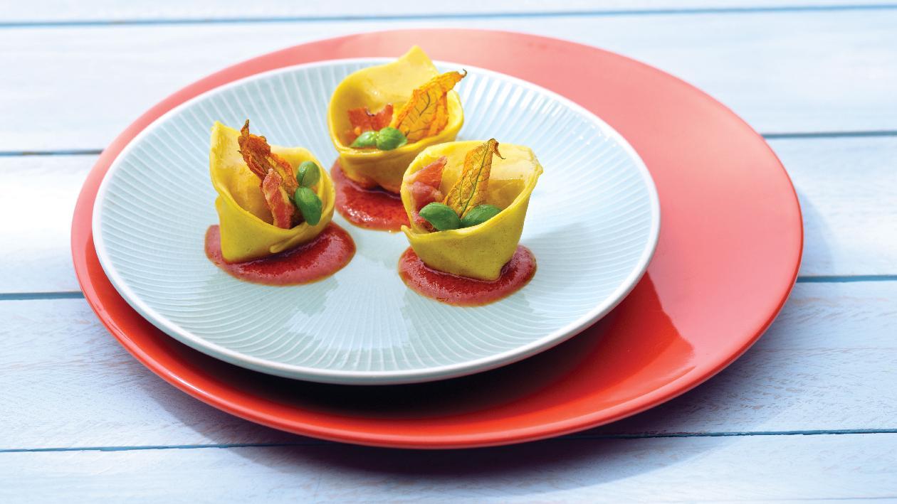 Cappellacci ripieni con ricotta, fiori di zucca, pancetta disidratata su coulis di pomodoro e origano – Ricetta Cappellacci ripieni con ricotta, fiori di zucca, pancetta disidratata su coulis di pomodoro e origano – Ricetta