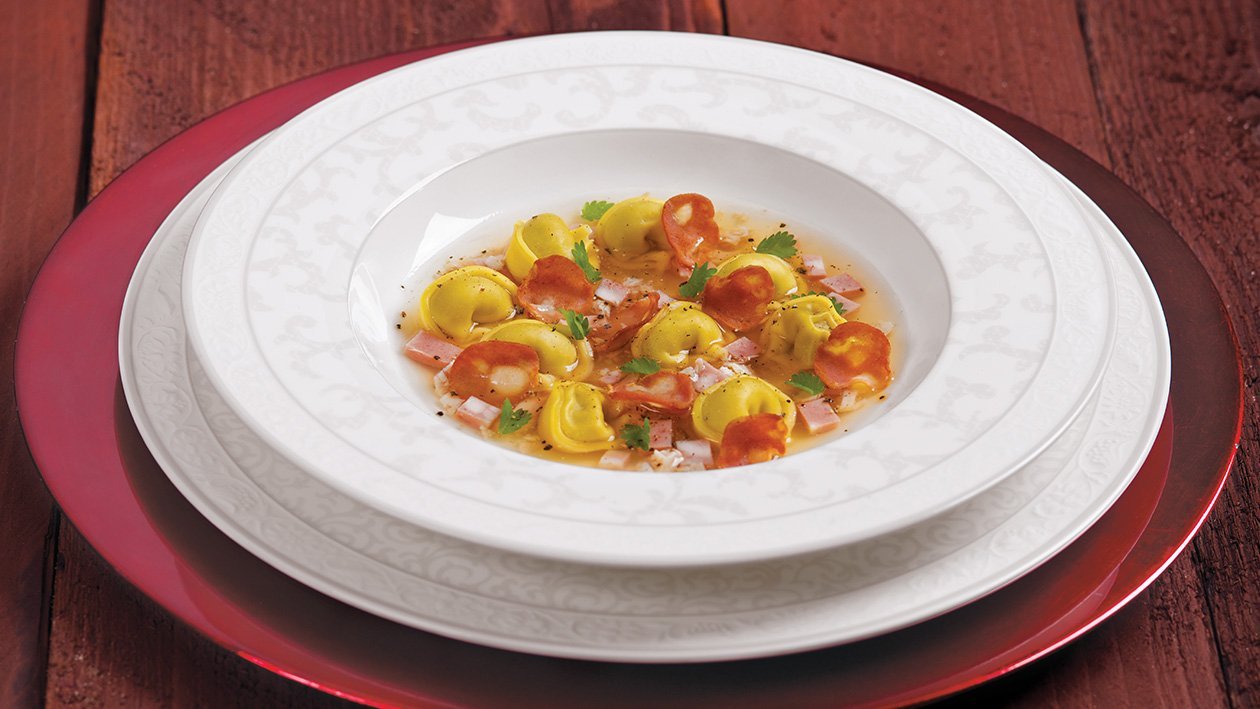 cappelletti di carne su brodo di cappone ristretto e mortadella croccante – Ricetta cappelletti di carne su brodo di cappone ristretto e mortadella croccante – Ricetta