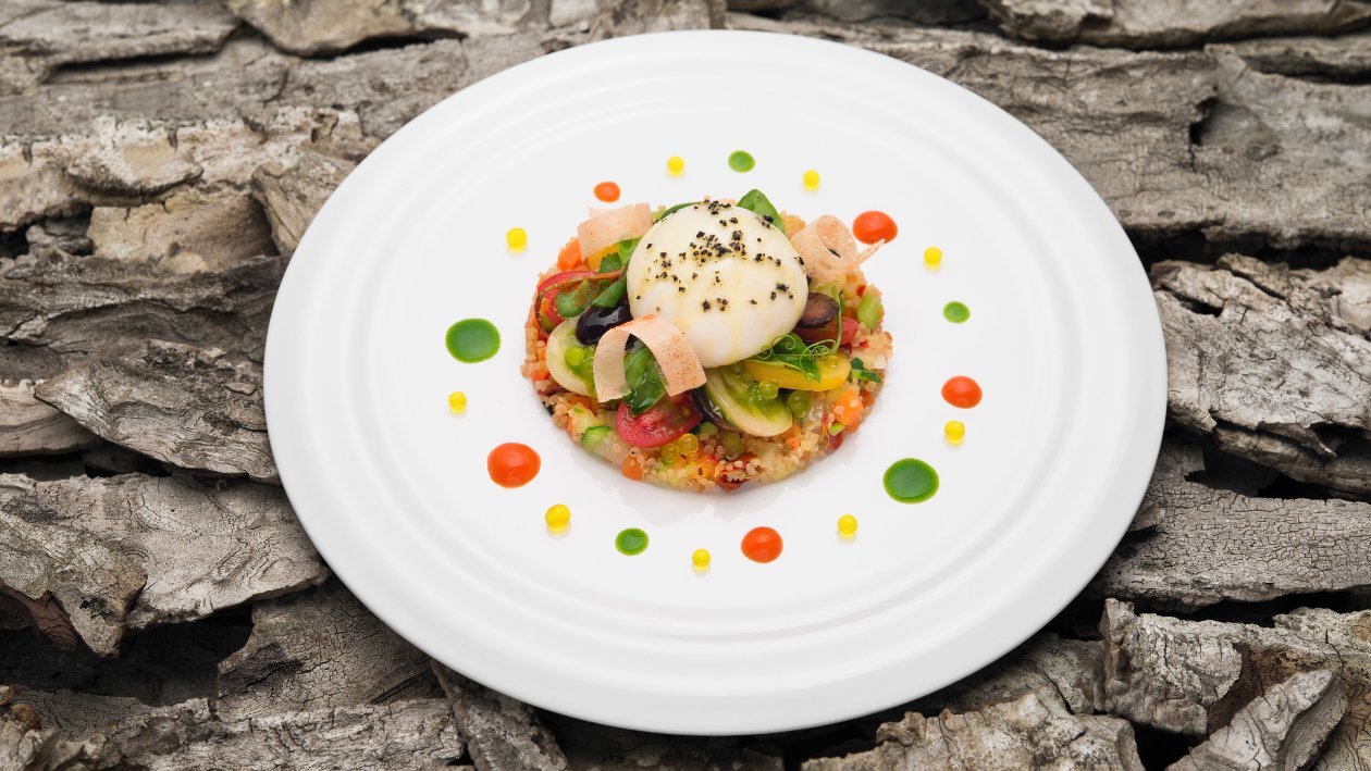 CAPRESE Burratina con quinoa alla Mediterranea, pomodoro marinato, olive nere dolci ed emulsione di basilico – Ricetta CAPRESE Burratina con quinoa alla Mediterranea, pomodoro marinato, olive nere dolci ed emulsione di basilico – Ricetta