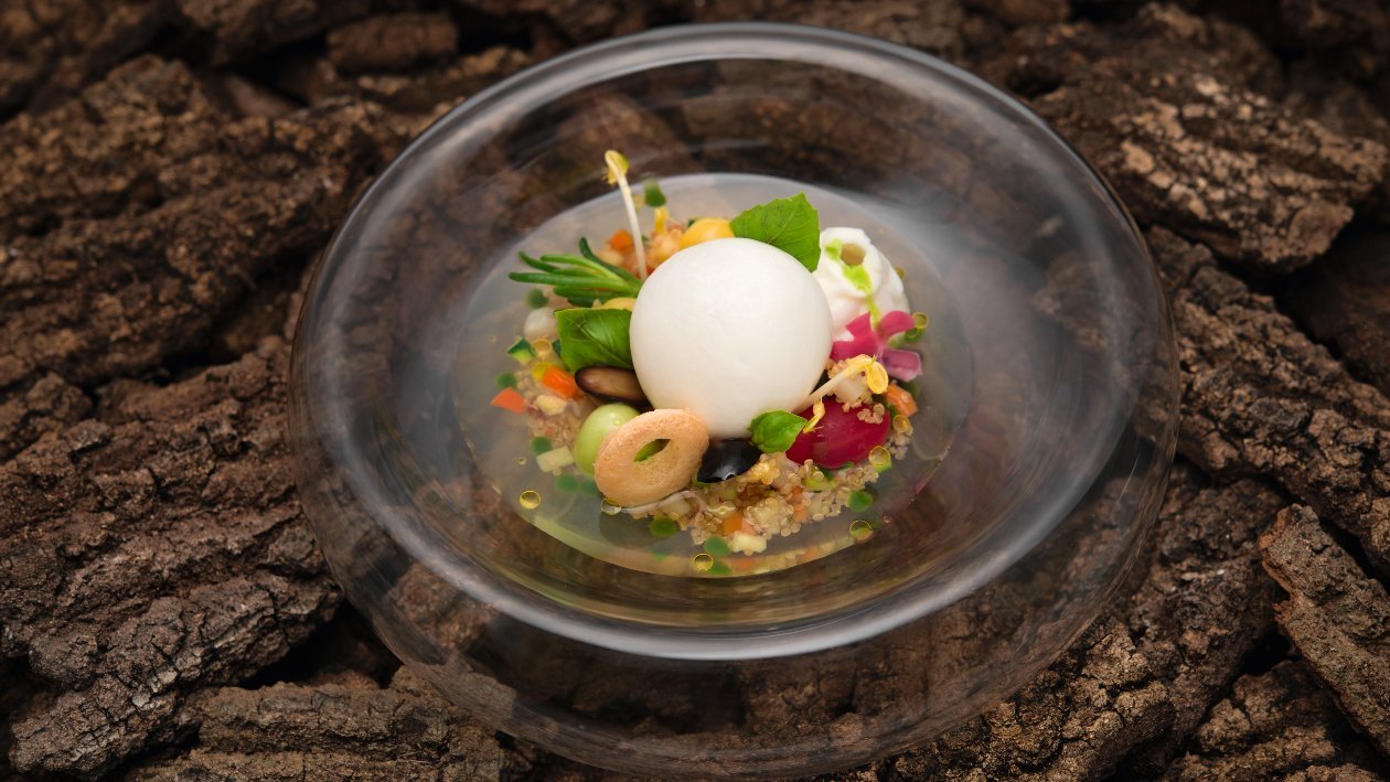 CAPRESE “Palloncino” di mozzarella soffiata, quinoa alla mediterranea con acqua di pomodoro ed emulsione al basilico – Ricetta CAPRESE “Palloncino” di mozzarella soffiata, quinoa alla mediterranea con acqua di pomodoro ed emulsione al basilico – Ricetta
