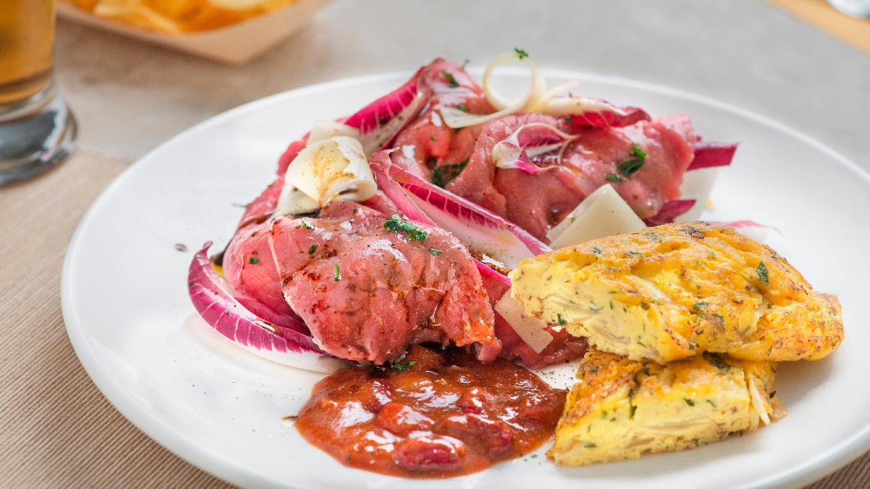 Carne salada con radicchio e balsamico, omelette in salsa Chili – Ricetta Carne salada con radicchio e balsamico, omelette in salsa Chili – Ricetta