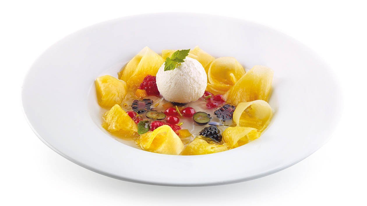carpaccio di ananas, gelée al maraschino, cardamomo e zenzero candito – Ricetta carpaccio di ananas, gelée al maraschino, cardamomo e zenzero candito – Ricetta