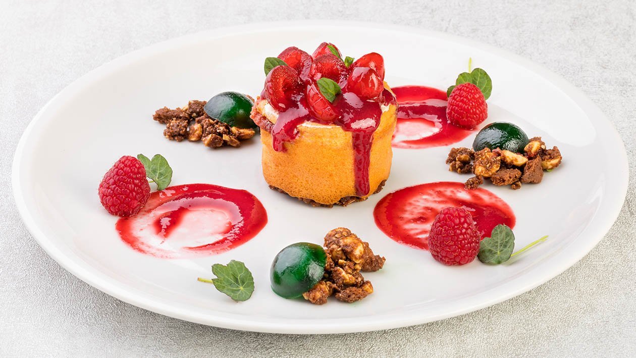 Cheesecake ai lamponi e cherry in monoporzione con crumble alle nocciole e gelèe alla menta – Ricetta Cheesecake ai lamponi e cherry in monoporzione con crumble alle nocciole e gelèe alla menta – Ricetta