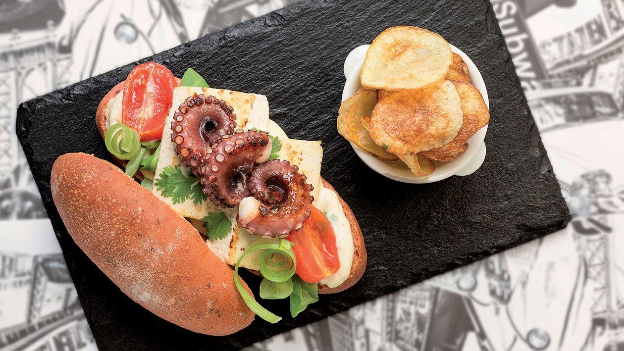 Ciabatta alla barbabietola con polpo e tofu arrostito al coriandolo, songino e pomodori confit – Ricetta Ciabatta alla barbabietola con polpo e tofu arrostito al coriandolo, songino e pomodori confit – Ricetta