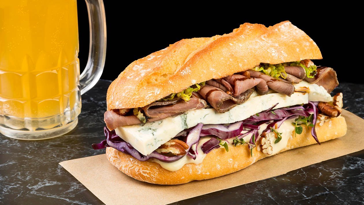 Ciabatta classica con roast beef laccato alla senape ed erbette, gorgonzola, cavolo marinato alla soia e noci – Ricetta Ciabatta classica con roast beef laccato alla senape ed erbette, gorgonzola, cavolo marinato alla soia e noci – Ricetta
