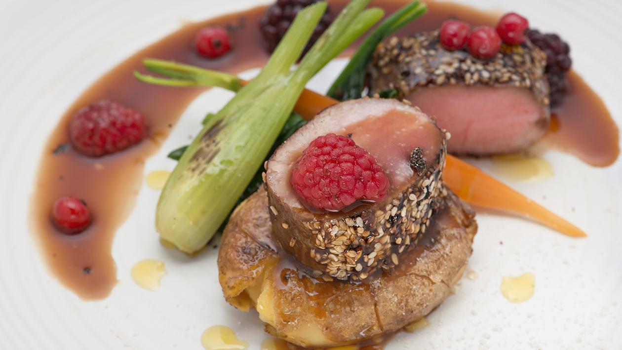 Cinghiale laccato al vin cotto e sesamo con salsa ai frutti di bosco e cioccolato – Ricetta Cinghiale laccato al vin cotto e sesamo con salsa ai frutti di bosco e cioccolato – Ricetta