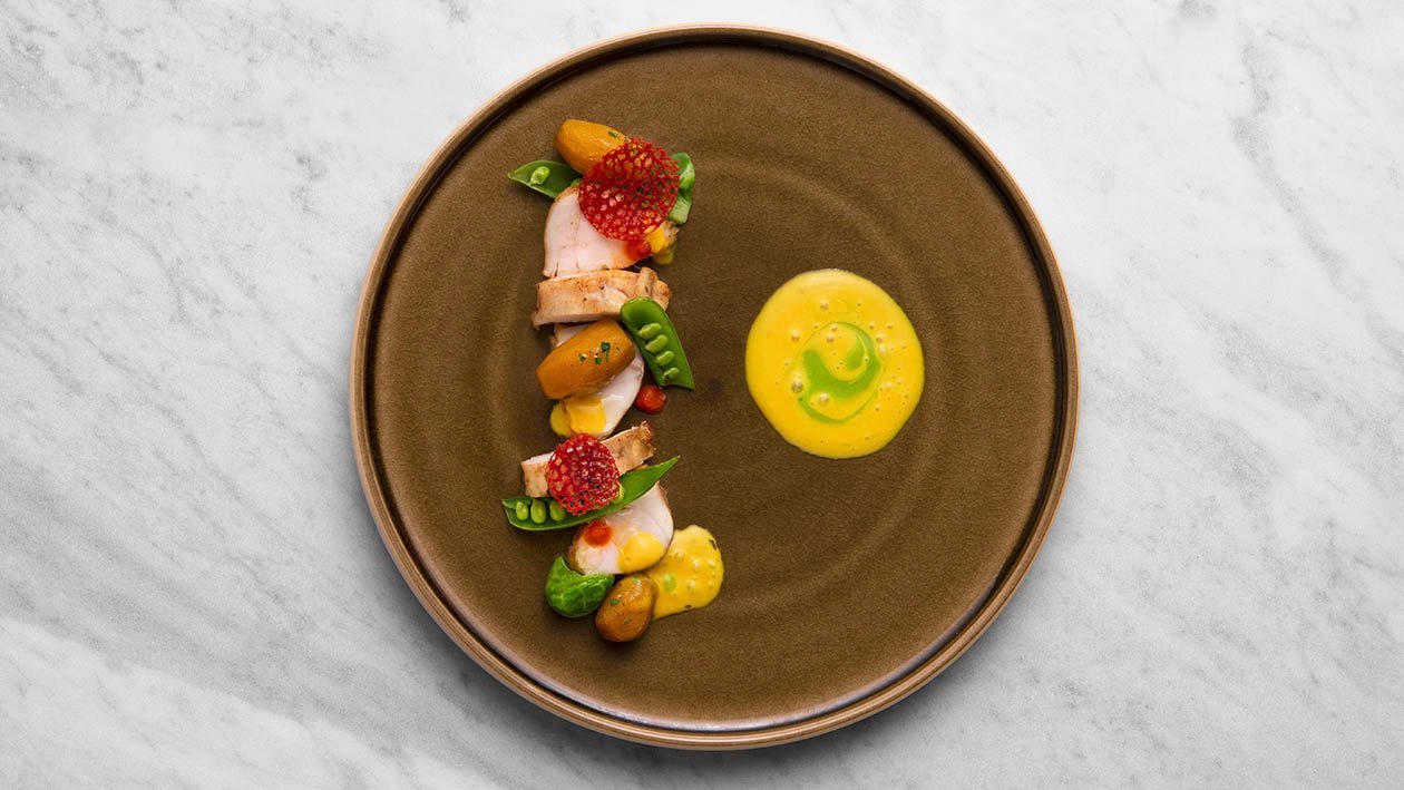 Coda pescatrice arrostita al burro di rafano, patate e piselli novelli, salsa allo zafferano e gel di pomodoro e crostacei – Ricetta Coda pescatrice arrostita al burro di rafano, patate e piselli novelli, salsa allo zafferano e gel di pomodoro e crostacei – Ricetta