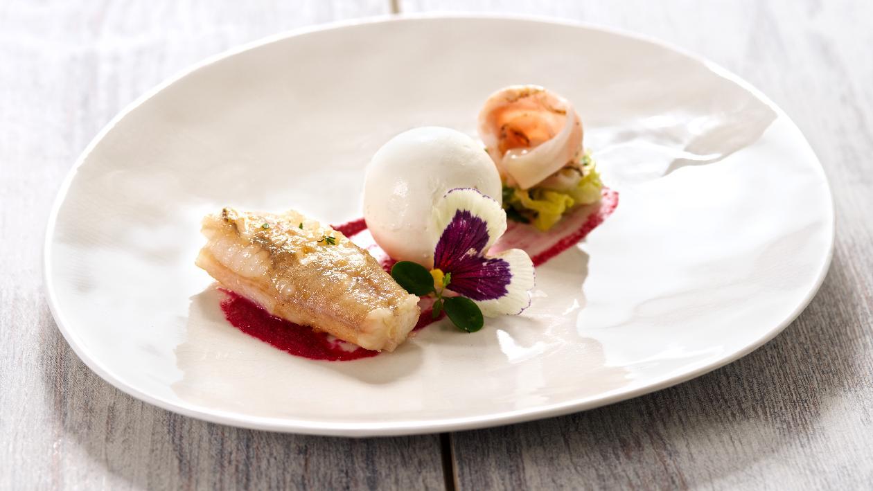 Composizione di coda di rospo in lardo di colonnata, verza e crema di barbabietola – Ricetta Composizione di coda di rospo in lardo di colonnata, verza e crema di barbabietola – Ricetta