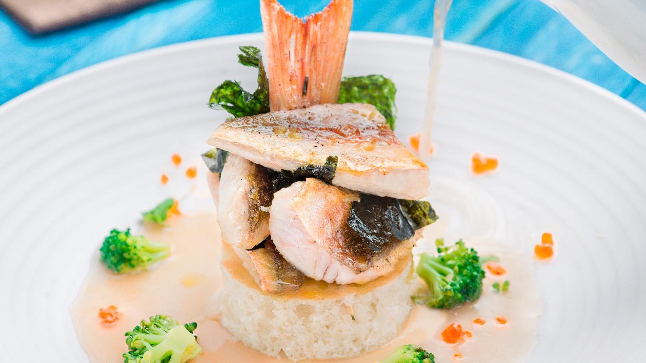 CONSOMME' DI GALLINELLA CROCCANTE CON BROCCOLI, UOVA DI SALMONE E CHIPS DI NORI – Ricetta CONSOMME' DI GALLINELLA CROCCANTE CON BROCCOLI, UOVA DI SALMONE E CHIPS DI NORI – Ricetta
