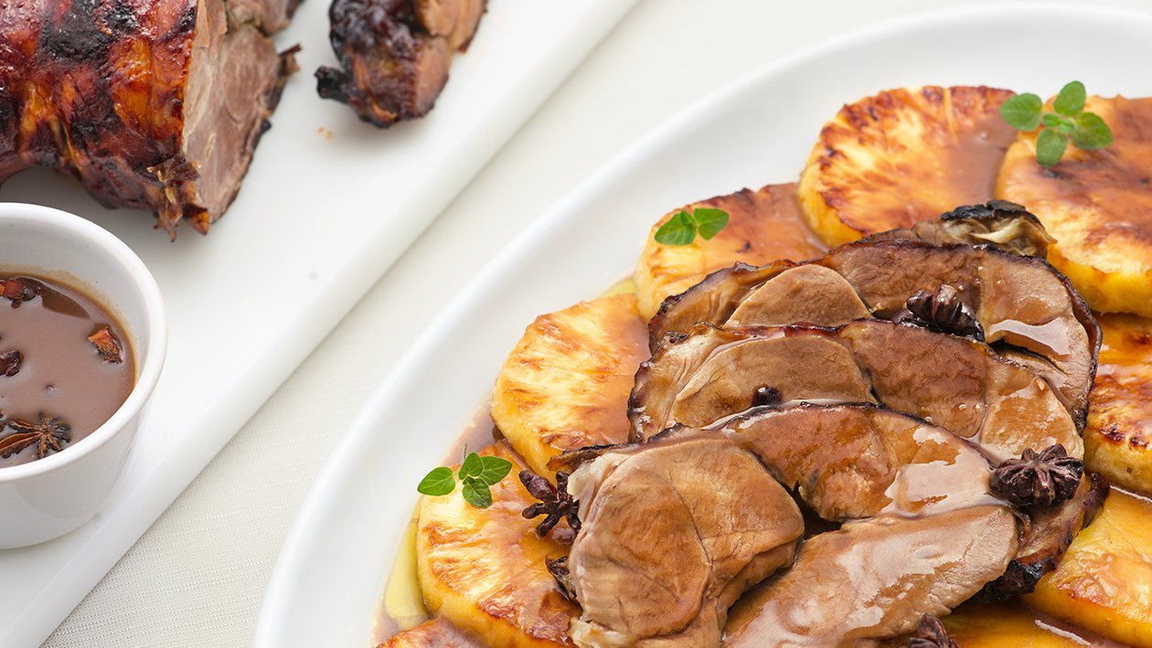 Coscia di agnello laccato alla salsa barbecue con ananas arrosto e salsa all'anice – Ricetta Coscia di agnello laccato alla salsa barbecue con ananas arrosto e salsa all'anice – Ricetta