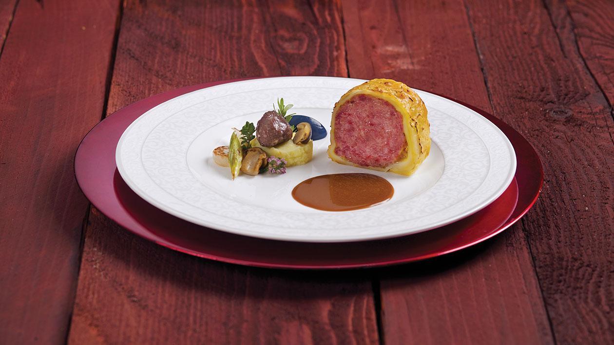 Cotechino in crosta di sfoglia con purè di patate alla mela e cavolo viola – Ricetta Cotechino in crosta di sfoglia con purè di patate alla mela e cavolo viola – Ricetta