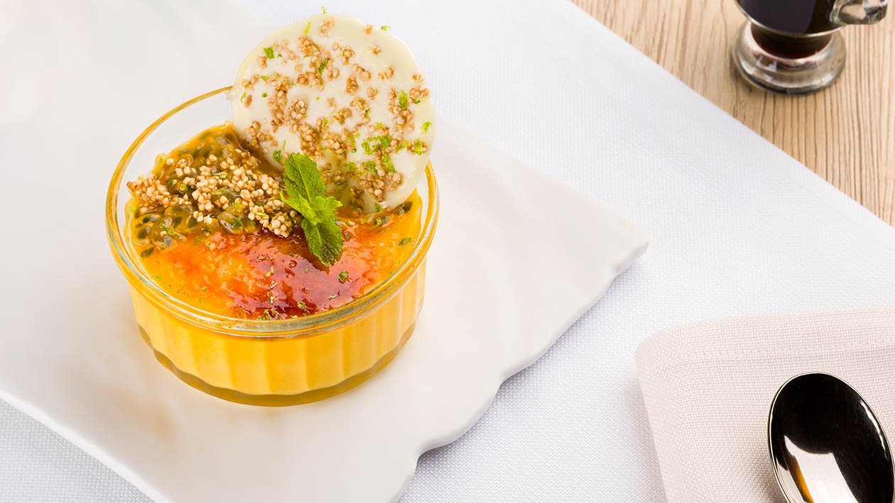 Crema catalana al passion fruit, croccante al cioccolato e quinoa soffiata – Ricetta Crema catalana al passion fruit, croccante al cioccolato e quinoa soffiata – Ricetta