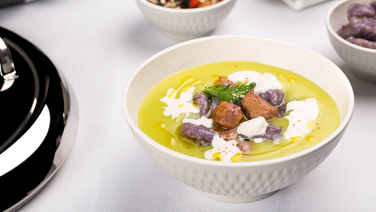 crema di asparagi, gnocchetti di patate viola, salsiccia a punta di coltello e stracciatella – Ricetta crema di asparagi, gnocchetti di patate viola, salsiccia a punta di coltello e stracciatella – Ricetta