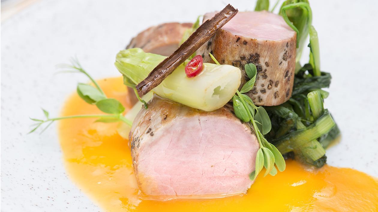 Crema di carote e cannella con maialino arrostito al timo – Ricetta Crema di carote e cannella con maialino arrostito al timo – Ricetta