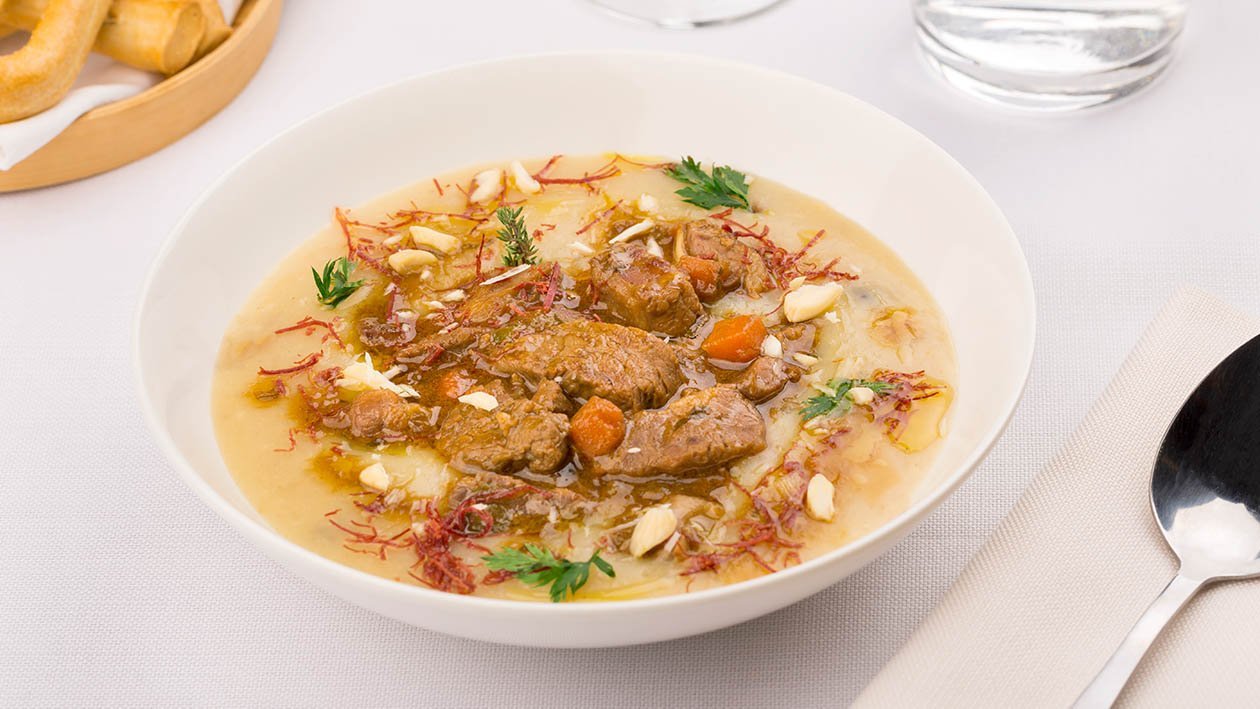 Crema di funghi porcini con bocconcini di manzo, mandorle salate e sfilacci di carne – Ricetta Crema di funghi porcini con bocconcini di manzo, mandorle salate e sfilacci di carne – Ricetta