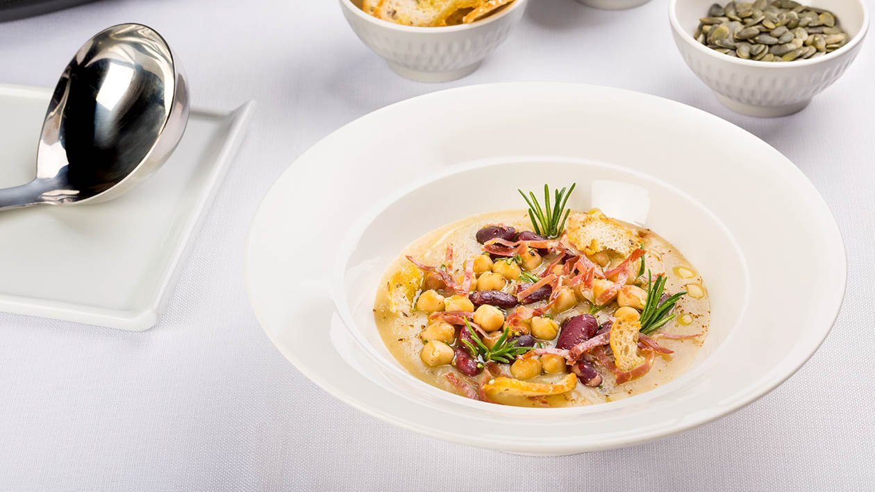 Crema di funghi porcini con ceci, fagioli rossi, capocollo croccante e chips di pane – Ricetta Crema di funghi porcini con ceci, fagioli rossi, capocollo croccante e chips di pane – Ricetta