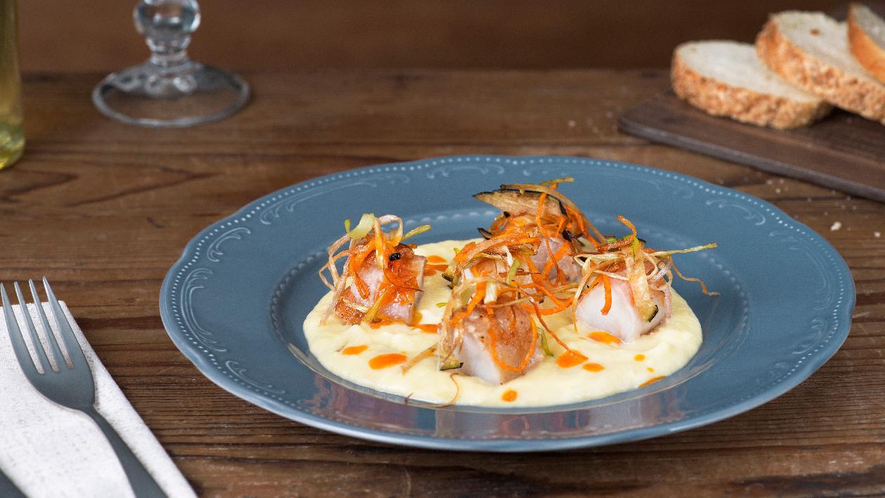 Crema di patate e porri con pescatrice lardellata e verdurine fritte – Ricetta Crema di patate e porri con pescatrice lardellata e verdurine fritte – Ricetta