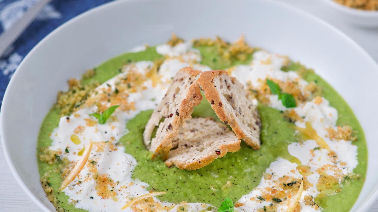 Crema di piselli con stracciatella e pane sfritto – Ricetta Crema di piselli con stracciatella e pane sfritto – Ricetta