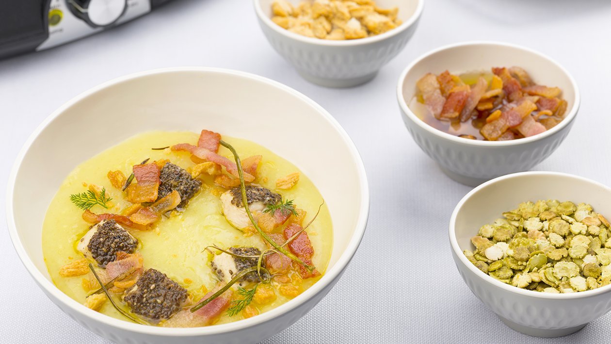 Crema di pollo aromatizzata al bacon con filetto di pollo croccante ai semi e grissino sbriciolato – Ricetta Crema di pollo aromatizzata al bacon con filetto di pollo croccante ai semi e grissino sbriciolato – Ricetta