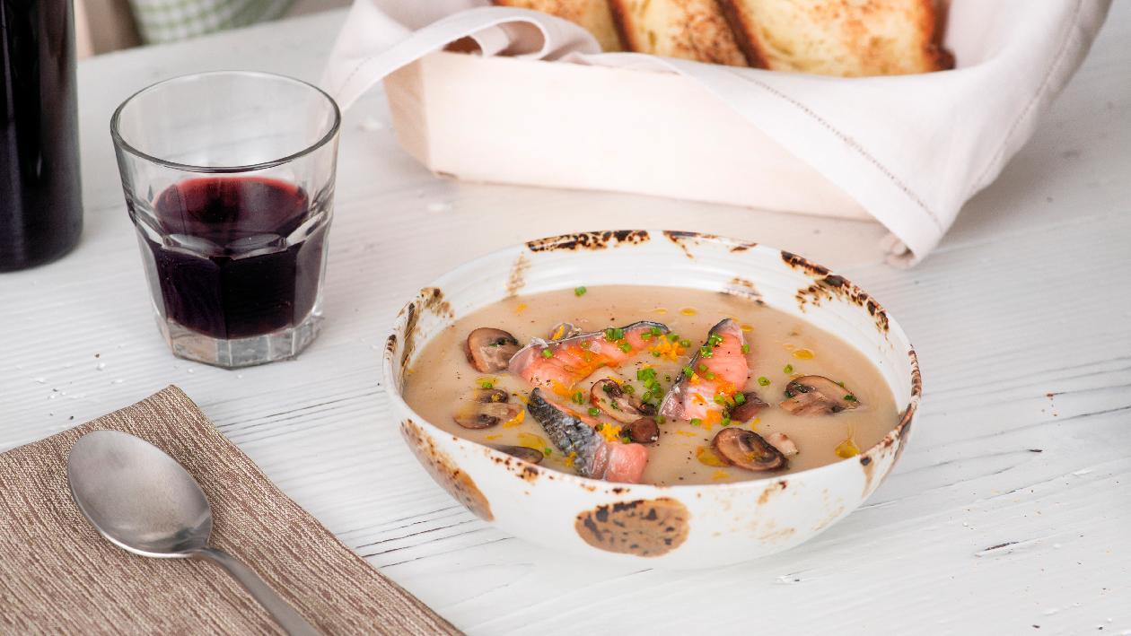 Crema di porcini con darne di salmone affumicato e cipollina – Ricetta Crema di porcini con darne di salmone affumicato e cipollina – Ricetta
