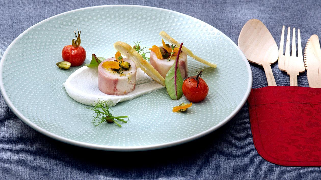 Crema di stracciatella di bufala con pomodorini canditi, cialde di pane all’origano e terrina di coniglio – Ricetta Crema di stracciatella di bufala con pomodorini canditi, cialde di pane all’origano e terrina di coniglio – Ricetta