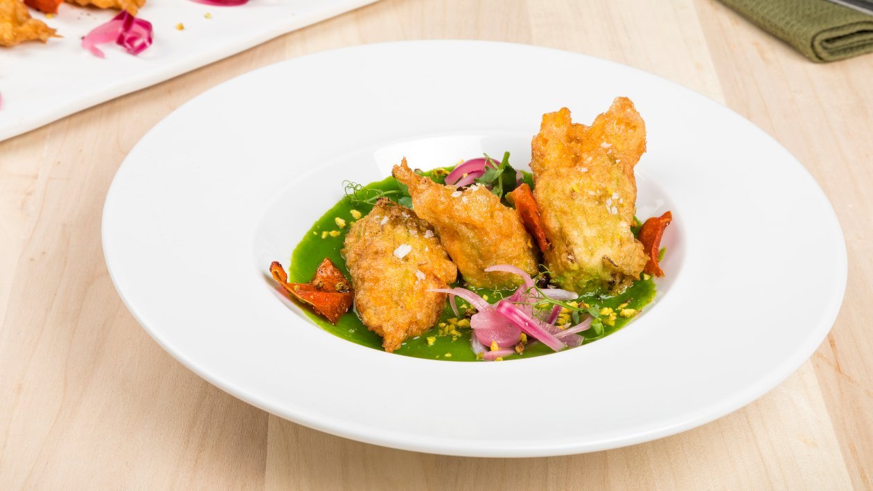 Crema di zucchine e mandorle con fiori di zucca croccanti – Ricetta Crema di zucchine e mandorle con fiori di zucca croccanti – Ricetta