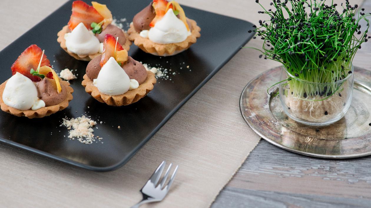 Crostatina al miele con mousse ai tre cioccolati e fragole glassate allo zenzero – Ricetta Crostatina al miele con mousse ai tre cioccolati e fragole glassate allo zenzero – Ricetta