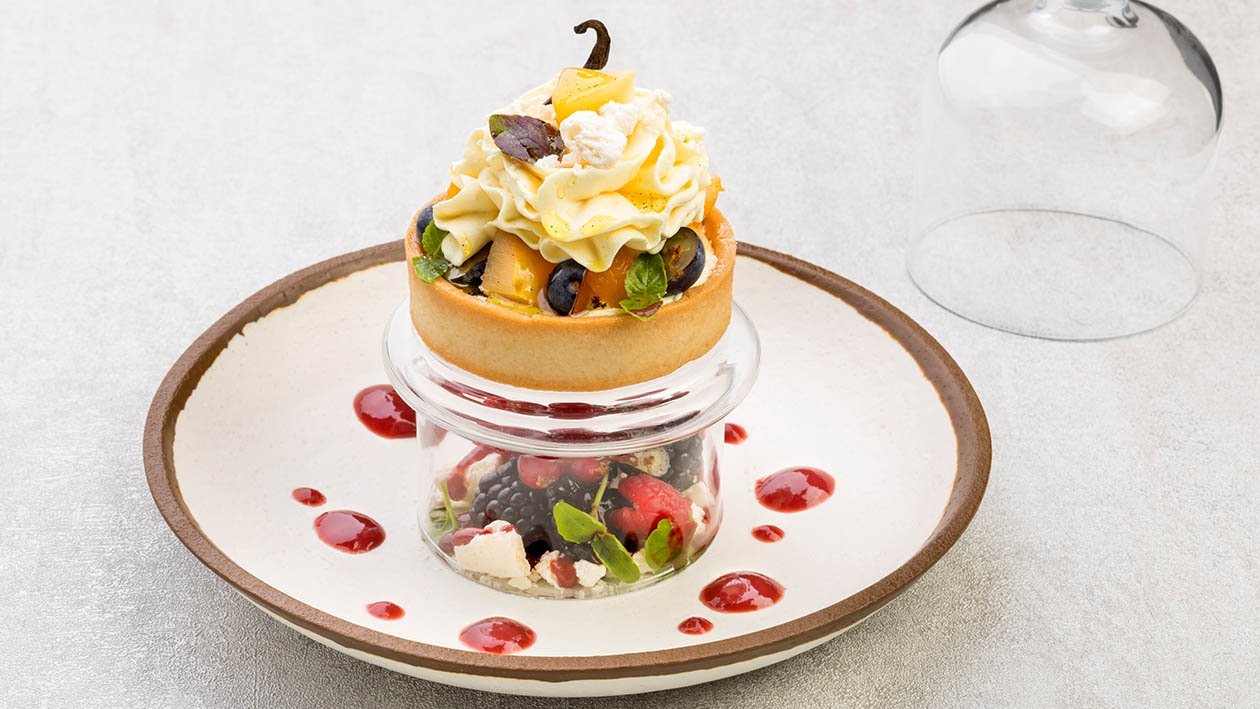 Crostatina alle mele cotogne cotte nella vaniglia con crema al tiramisù e marsala coulis ai frutti rossi e basilico – Ricetta Crostatina alle mele cotogne cotte nella vaniglia con crema al tiramisù e marsala coulis ai frutti rossi e basilico – Ricetta
