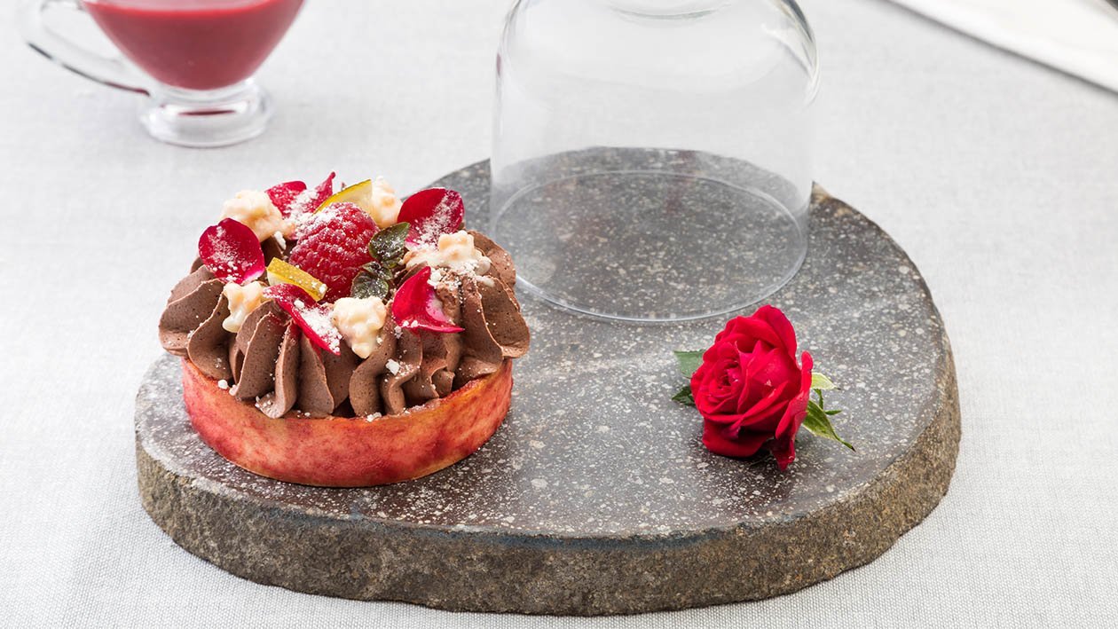 Crostatina con frolla al lampone con mousse al cioccolato fondente, crunchy al cioccolato bianco con riso soffiato e petali di rosa canditi – Ricetta Crostatina con frolla al lampone con mousse al cioccolato fondente, crunchy al cioccolato bianco con riso soffiato e petali di rosa canditi – Ricetta