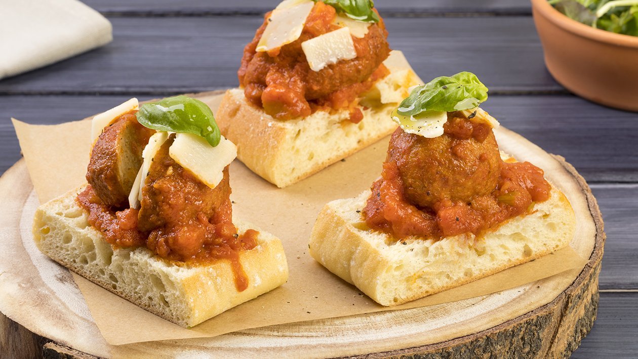 Crostino con polpette al sugo, maionese alle erbe, basilico e scaglie di grana – Ricetta Crostino con polpette al sugo, maionese alle erbe, basilico e scaglie di grana – Ricetta