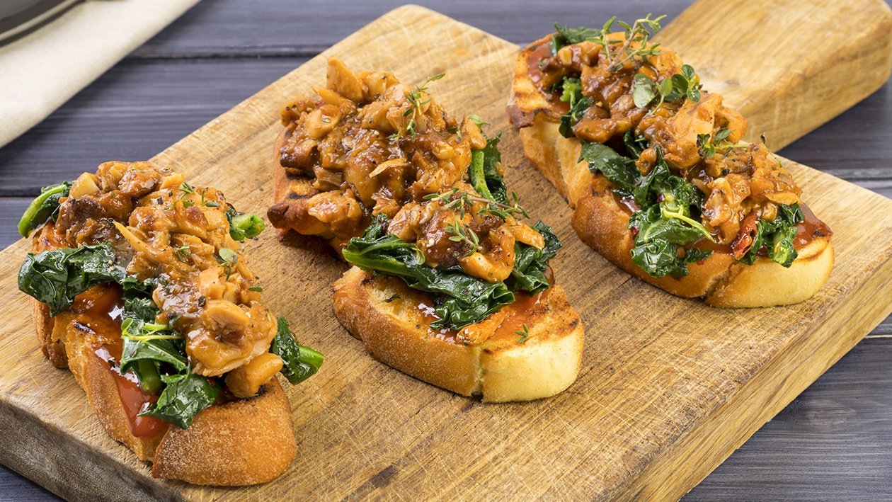 Crostino di pane di semola con Pulled pork maiale alla salsa barbecue al mirto con cavolo nero all'aglio e peperoncino – Ricetta Crostino di pane di semola con Pulled pork maiale alla salsa barbecue al mirto con cavolo nero all'aglio e peperoncino – Ricetta