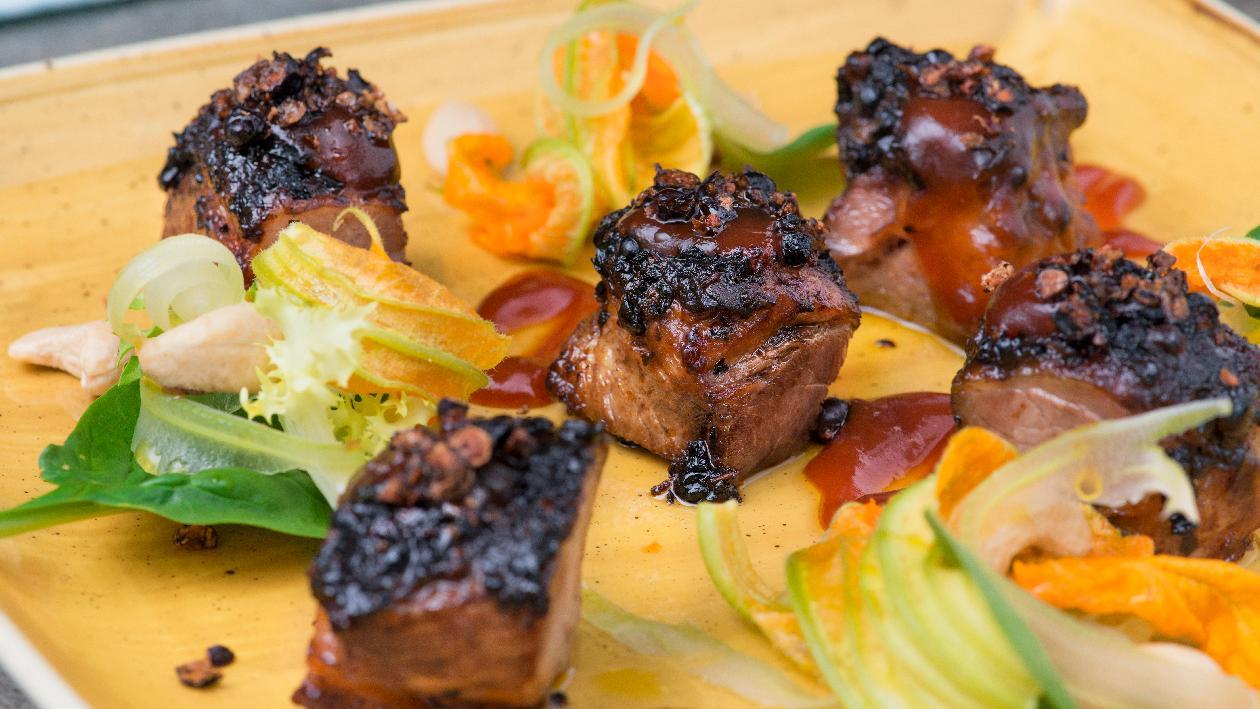 Cubi di capocollo di maiale laccato al formaggio fresco spalmabile e barbecue con insalatina di fiori di zucca, anacardi e sedano – Ricetta Cubi di capocollo di maiale laccato al formaggio fresco spalmabile e barbecue con insalatina di fiori di zucca, anacardi e sedano – Ricetta