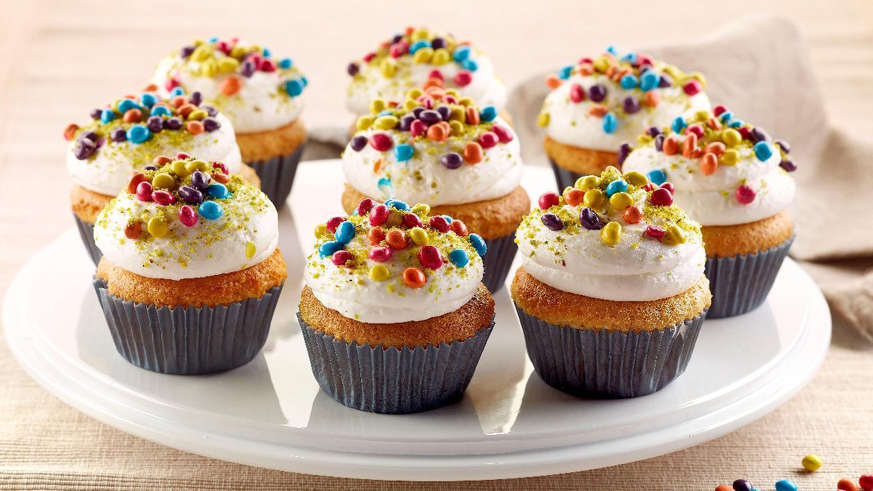 Cup cake al cocco, con smarties e granella di pistacchio – Ricetta Cup cake al cocco, con smarties e granella di pistacchio – Ricetta
