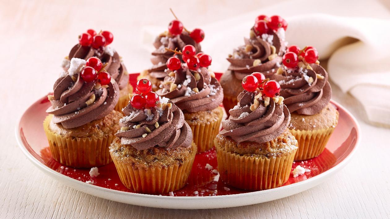 Cup cake alle nocciole con cioccolato fondente, meringhe e ribes – Ricetta Cup cake alle nocciole con cioccolato fondente, meringhe e ribes – Ricetta