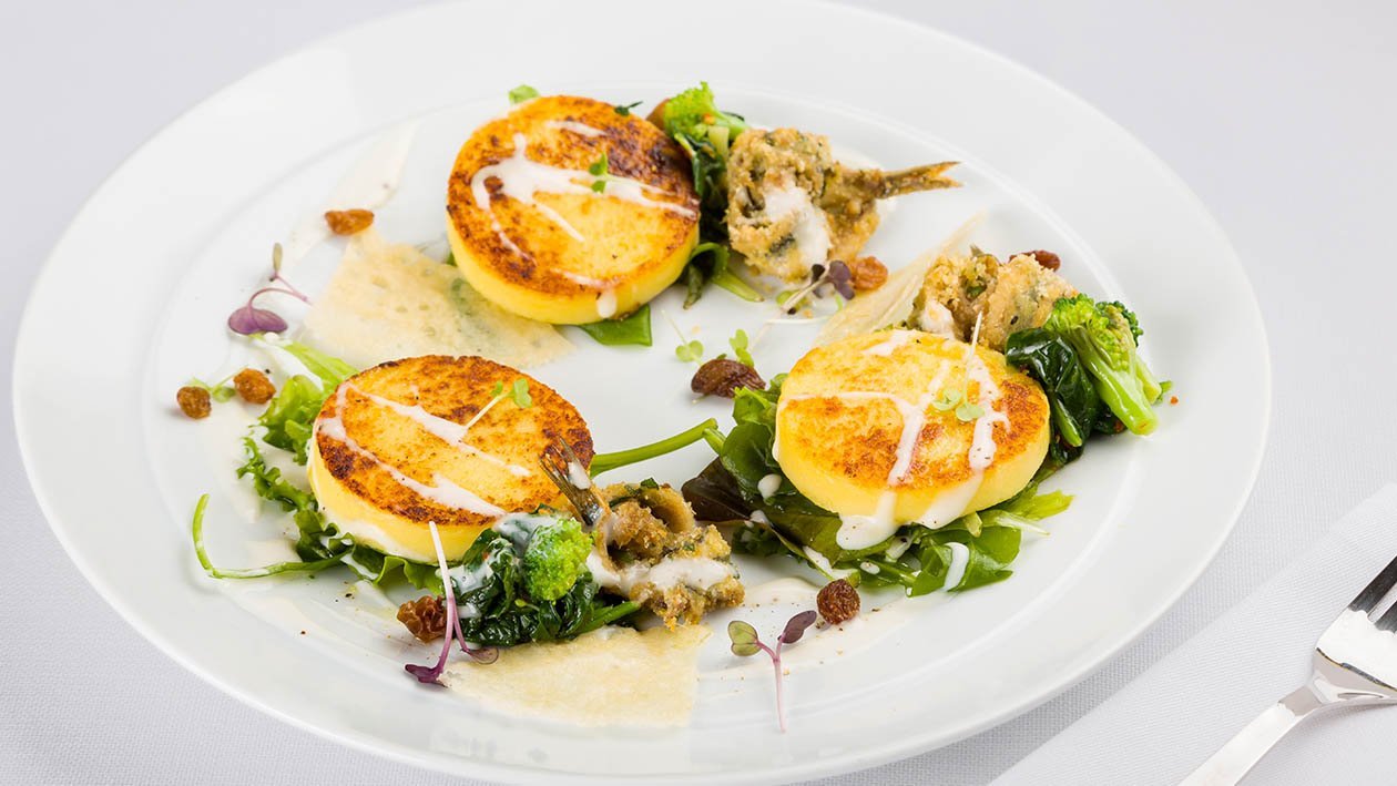 dischi di polenta e patate grigliati con fonduta di pecorino, friarielli e alici panate – Ricetta dischi di polenta e patate grigliati con fonduta di pecorino, friarielli e alici panate – Ricetta