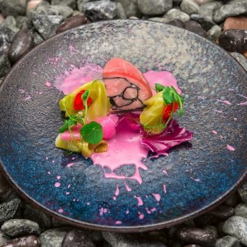 Dome di vitello tonnato al curry nero, verze fermentate e salsa tonnata al cavolo viola – Ricetta Dome di vitello tonnato al curry nero, verze fermentate e salsa tonnata al cavolo viola – Ricetta
