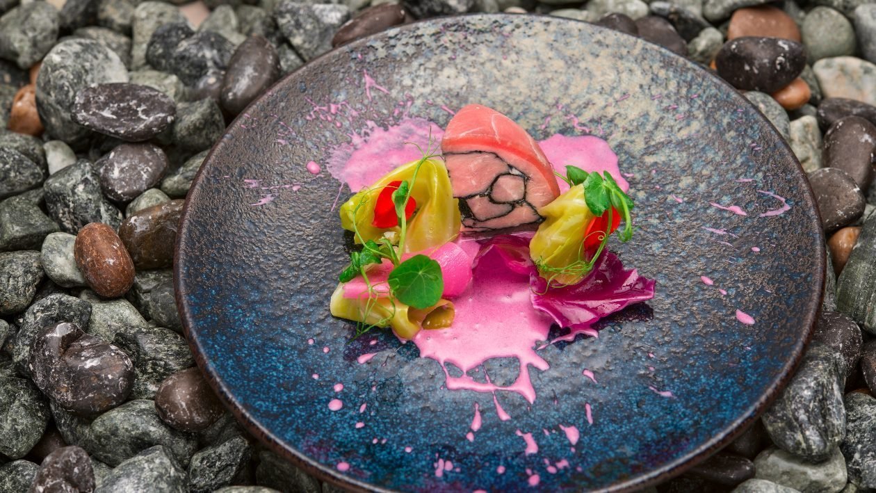 Dome di vitello tonnato al curry nero, verze fermentate e salsa tonnata al cavolo viola – Ricetta Dome di vitello tonnato al curry nero, verze fermentate e salsa tonnata al cavolo viola – Ricetta