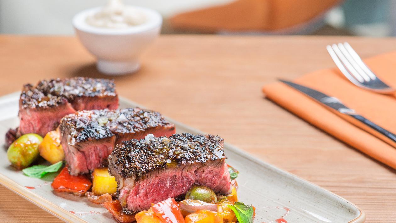 Entrecôte di manzo in crosta di semi di chia al vino rosso con caponata di verdure alla calabrese e maionese all'anice – Ricetta Entrecôte di manzo in crosta di semi di chia al vino rosso con caponata di verdure alla calabrese e maionese all'anice – Ricetta