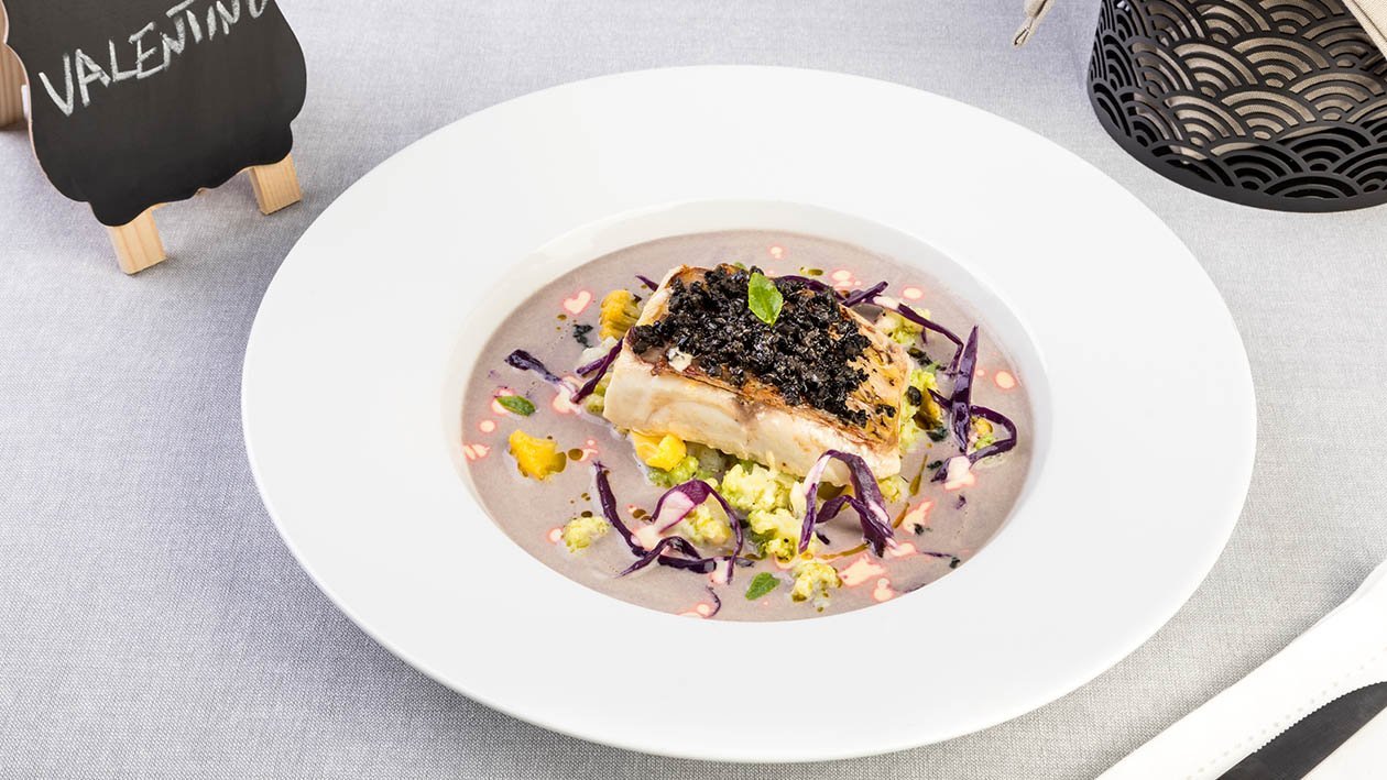 Filetto di dentice con cavolo romanesco, su crema di patate viola, Caesar dressing e polvere di olive – Ricetta Filetto di dentice con cavolo romanesco, su crema di patate viola, Caesar dressing e polvere di olive – Ricetta